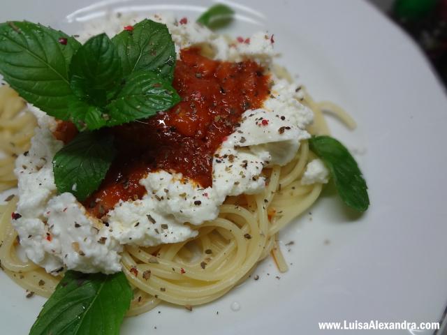 Esparguete com Passata de Tomate GULOSO e Requeijão