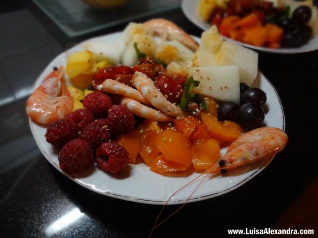 Salada de Camarão e Frutas com Sementes de Sésamo