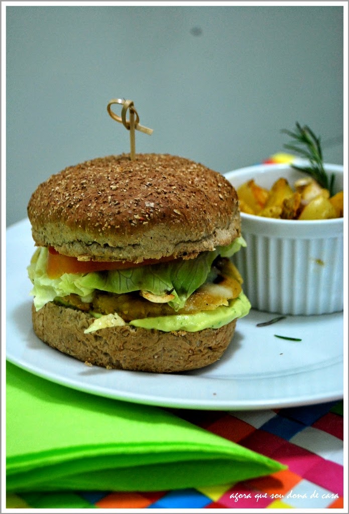 Hamburguer vegan de grão de bico e milho com 'maionese' de abacate com ervas
