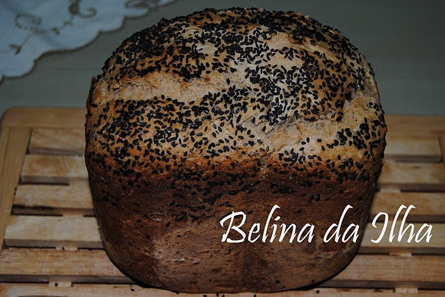Pão rústico com mistura de farinha de centeio e sementes