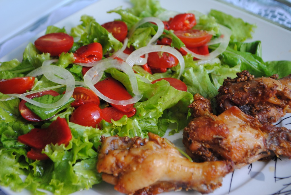 Salada básica e coxinha de frango assada