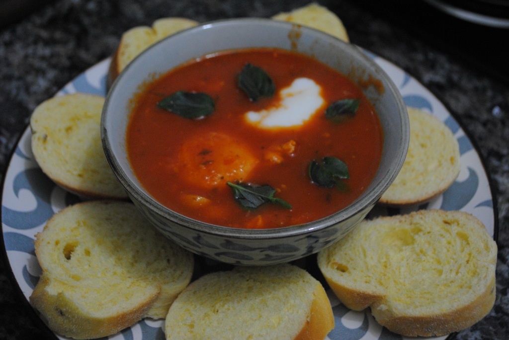 Sopa de tomates pelados com ovo poché