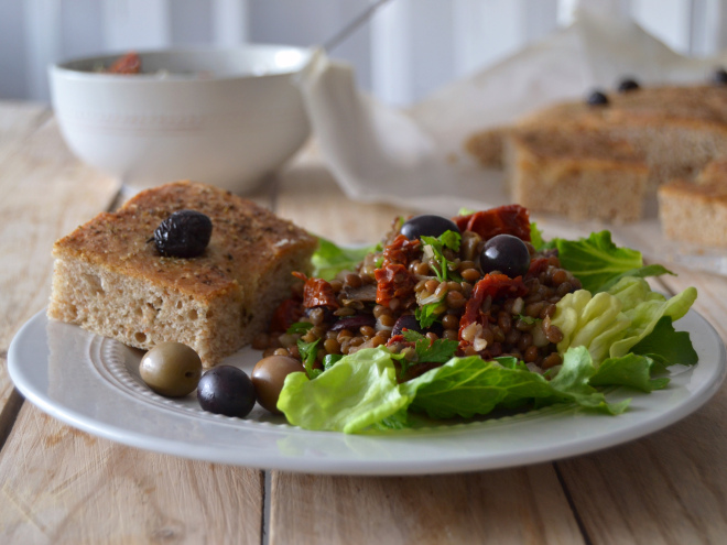 Salada mediterrânica de lentilhas e foccacia // Mediterranean lentil salad and foccacia