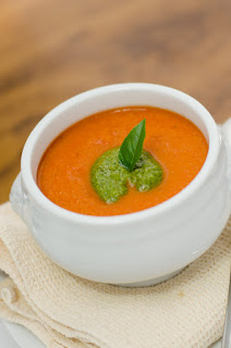 Sopa de Tomates Assados com Pesto