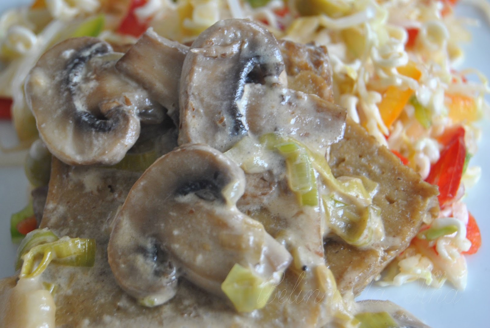 Bifes de seitan com cogumelos e alho francês