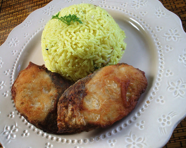 Pescada frita com arroz de açafrão das Índias e salsa