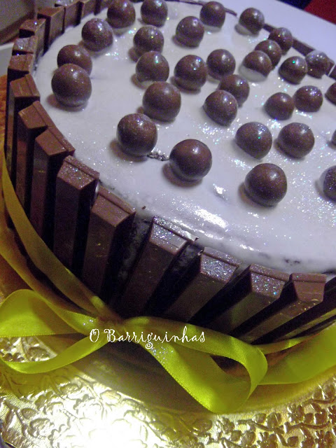 Bolo de Aniversário Kit-Kat *Chocolate com recheio de Mousse e Cobertura Marshmallow*
