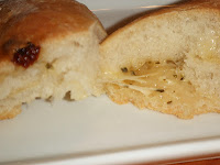 Pão com tomate seco e queijo de ervas