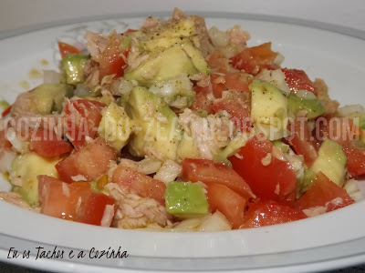 Salada de abacate com atum e tomate