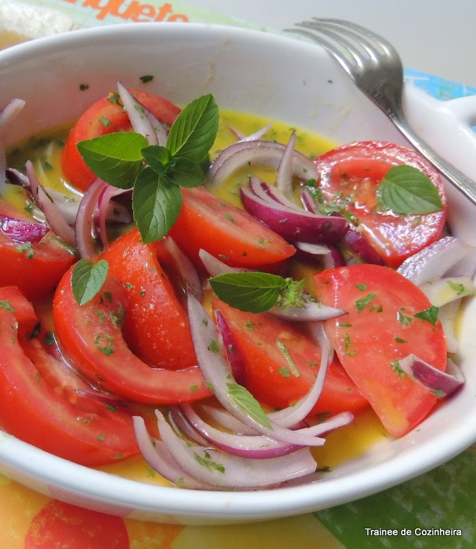 Salada de tomate com vinagrete de anchova