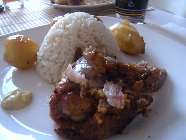 Joelho de Porco no forno com batatas e arroz com passas