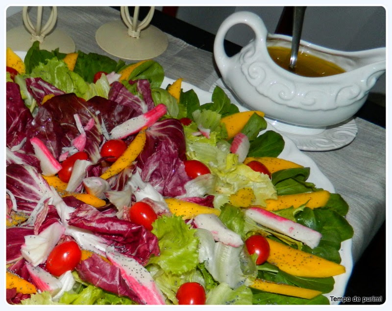 Salada de folhas com Kani-kama, sementes de papoula e molho de suco de maçã