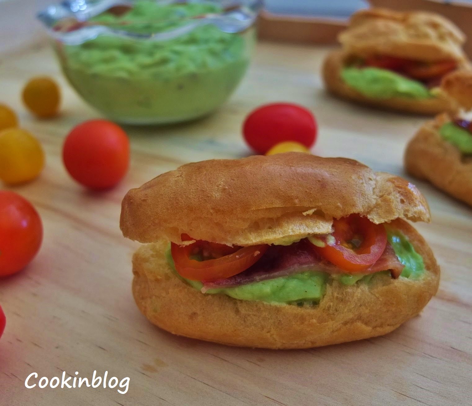 Mini éclairs com mousse de abacate, bacon e tomate cherry | Small éclairs with avocado mousse, bacon and cherry tomatoes