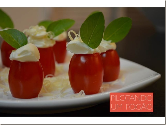 Entradinha fácil: Tomatinhos com cream cheese e manjericão