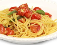 Espaguete com Tomate-Cereja e Manjericão (vegana)