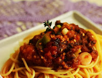 Espaguete de Arroz ao Molho de Berinjela, Tomilho e Alho-Poró (vegana)