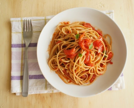 espaguete integral com tomate, manjericão e parmesão