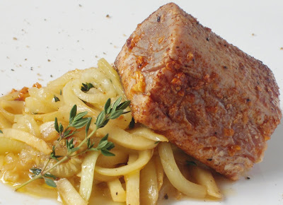 Filé de atum com espaguete de abobrinha italiana
