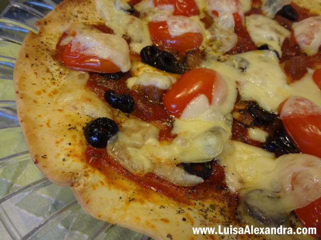 Pizza com Alho Dourado, Azeitonas e Tomate Berry