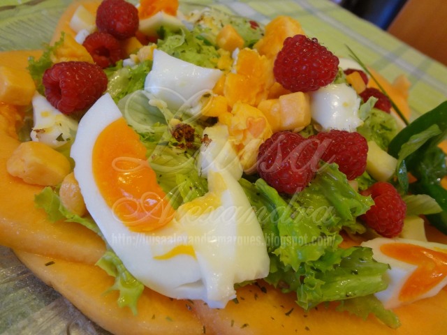 Salada de Alface com Ovo, Queijo e Framboesas em Cama de Meloa com Ervas Aromáticas Frescas