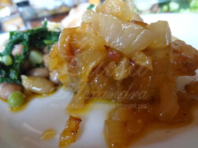 Bacalhau Dourado de Cebolada com Mistura Verde de Nabiças, Batatas e Feijão