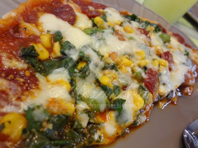 Pizza Caseira de Chourição, Linguiça e Salsicha Fresca com Espinafres, Espargos Verdes e Milho