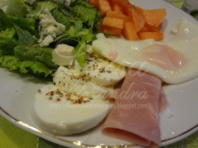 Salada Fresca com Alface, Meloa, Queijo Fresco, Queijo Roquefort, Fiambre e Ovo Estrelado