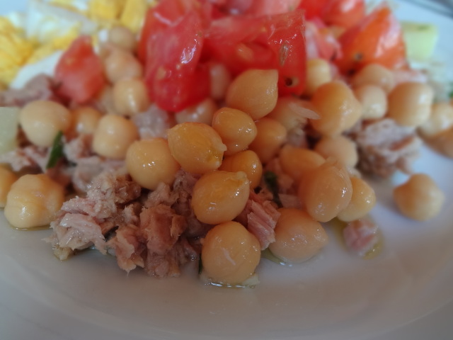 Salada de Grão com Batata, Atum, Ovo e Bacalhau