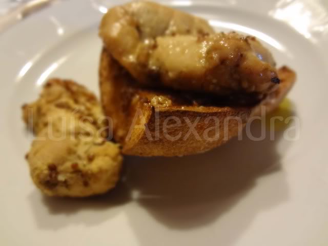 Bifinhos de Frango e de Vitela Fritos com Sementes de Mostarda em Cama de Pão Crocante • Actifry 2 em 1