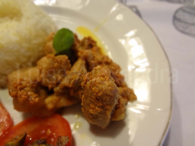 Cubos de Porco no Tacho com Arroz Thai Jasmine e Salada de Tomate com Manjericão e Pistáchios • Receita em VÍDEO