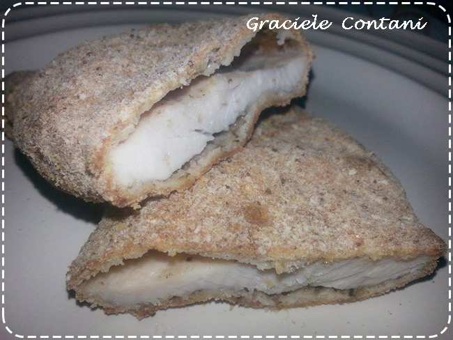 Filé de frango empanado, feito na fritadeira sem óleo, de Graciele Contani