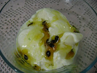 Frozen Iogurte com Calda de Maracujá