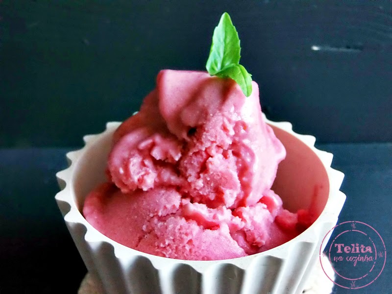 gelado de iogurte com morango e manjericão