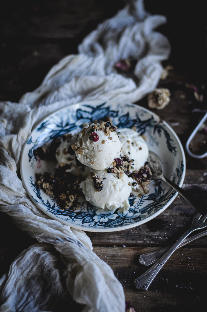 Gelado de baunilha (sem máquina) com granola de aveia e frutos vermelhos // No churn vanilla ice cream with berry oat granola