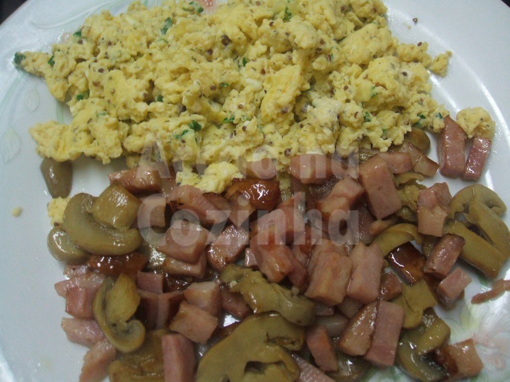Ovos mexidos com bacon e cogumelos salteados