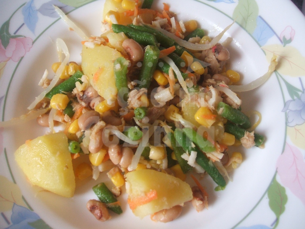 Salada de batata e legumes com molho Teriyaki
