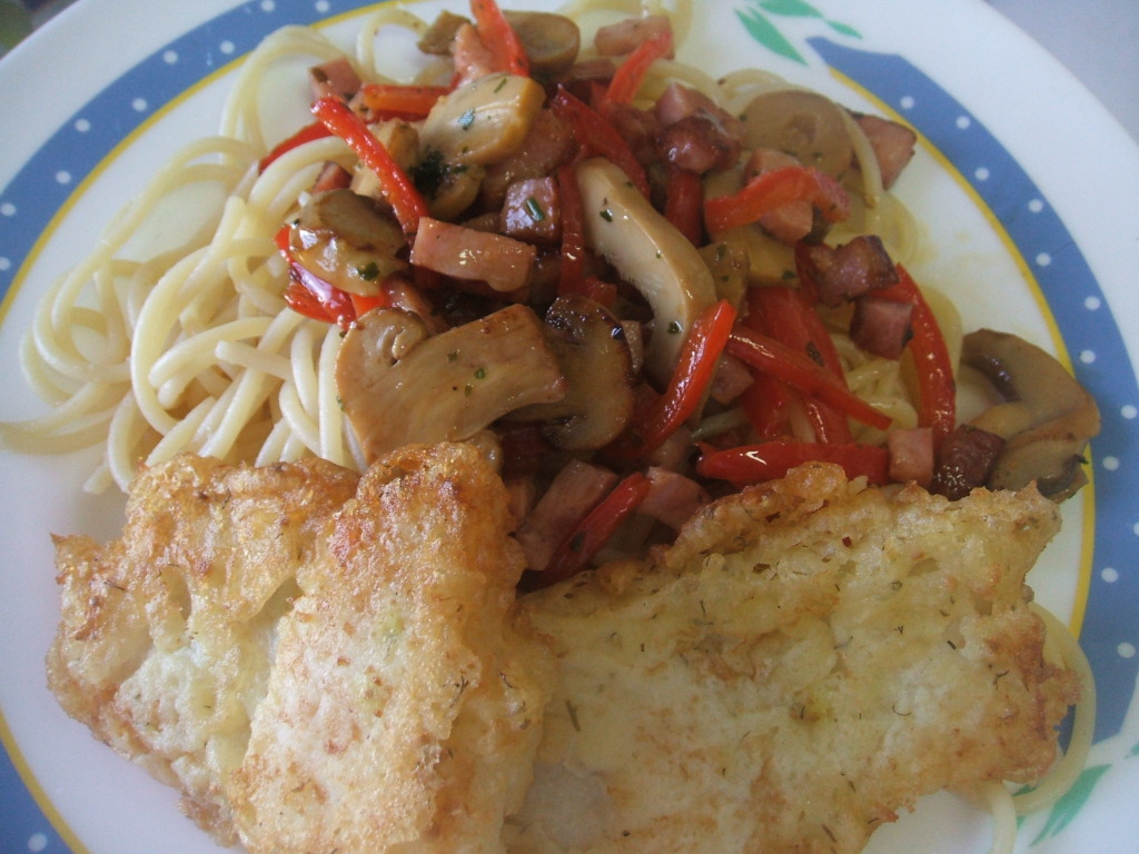 Filete Panga Panado com Esparguete e Salteado de Bacon e Cogumelos