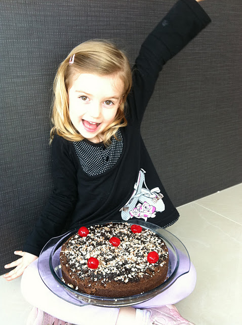 Delícia de Dia das Crianças: bolo surpresa no micro-ondas da Larissa