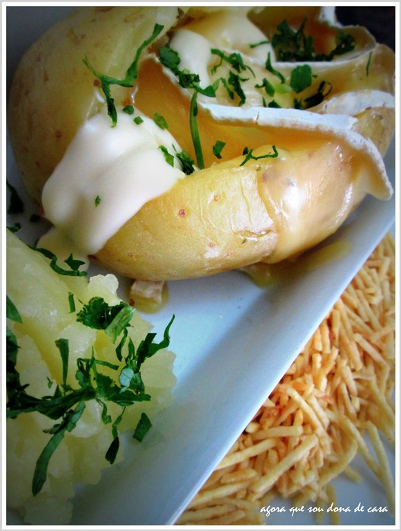 rápida e deliciosa: batata recheada com queijo brie e champignons