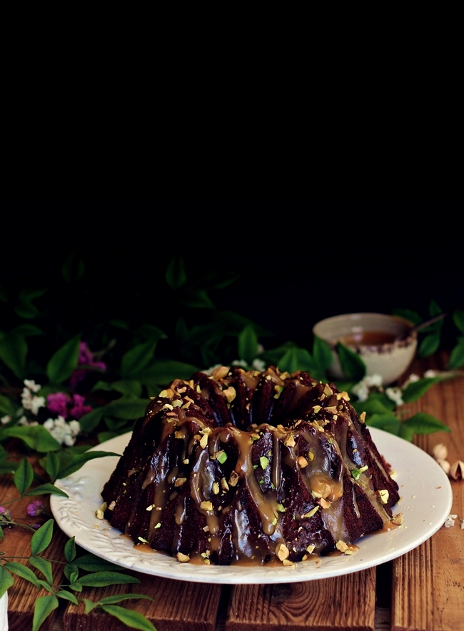 Bundt Cake de Chocolate e Queijo Creme com Pistácios