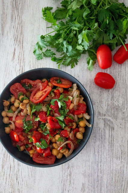 Salada de grão com tomate e pimentos