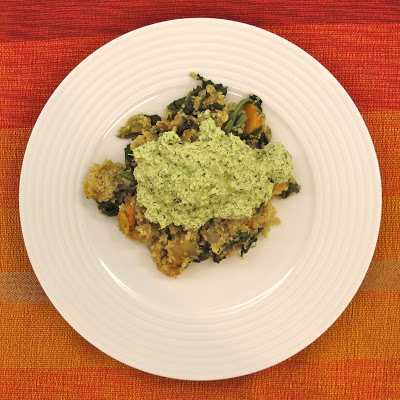 Quinoa com vegetais e molho de tofu e coentros