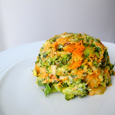 Salada morna de bróculos, pêra e nozes