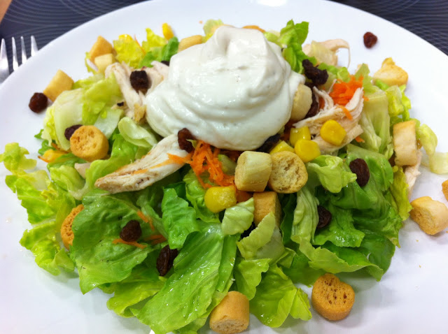 Salada de Frango com molho Caesar