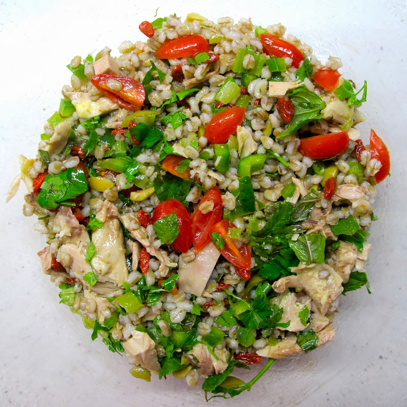 Salada de cevada com frango, legumes e goji