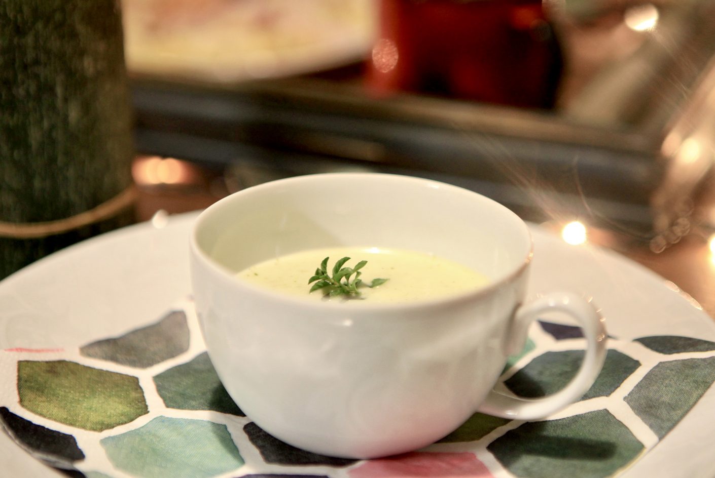 Sopa fria de pepino com iogurte, agrião e poejo