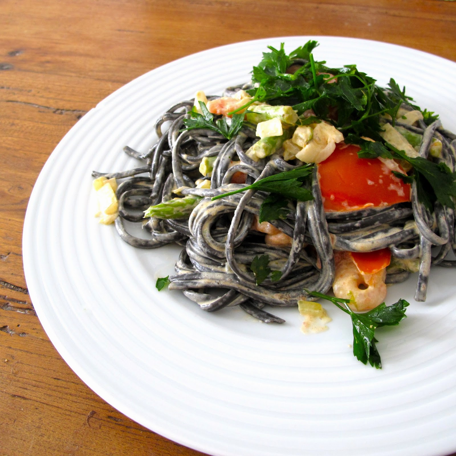 Linguini negro com espargos e camarão