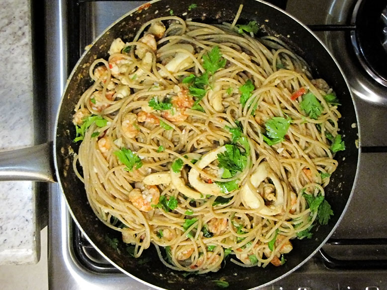 Receita de espaguete integral com camarão e lula
