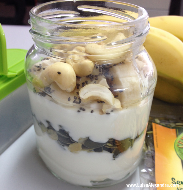 Sugestão de Lanche: Iogurte Natural com Banana, Sementes de Abóbora, Sementes de Chia e Cajús