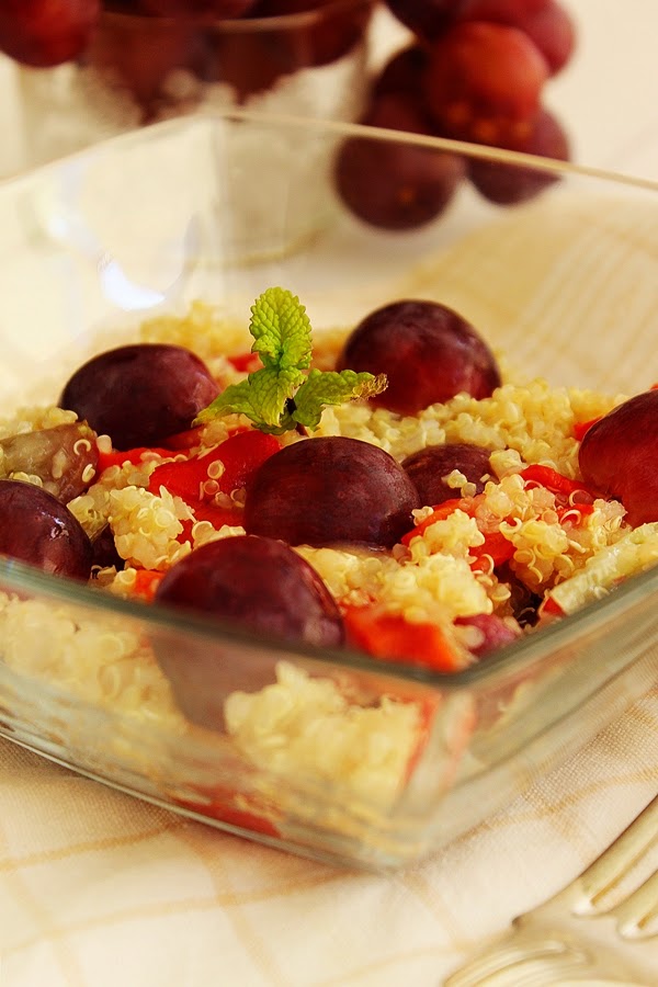 Salada de Quinoa com Pimentos Grelhados e Uvas